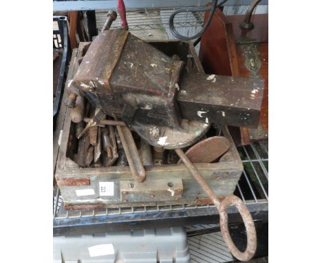 WOODEN TRAY OF TOOLS INCLUDING RECORD NO5 VICE