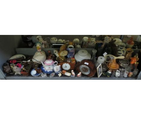 A SMITHS MANTEL CLOCK, A MANTEL CLOCK, CERAMIC OWLS, ETC
