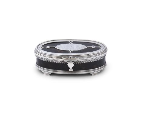 AN EDWARDIAN SILVER MOUNTED AND TORTOISESHELL OVAL TRINKET BOX, London 1906, mark of William Comyns, the hinged top with clas