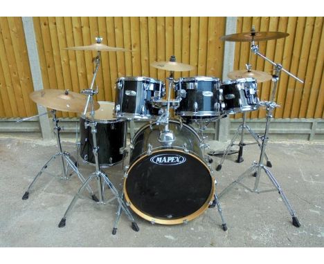 Mapex Drum Kit: base drum, floor tom, 3 rack toms, snare, stands & cymbals with pedals 