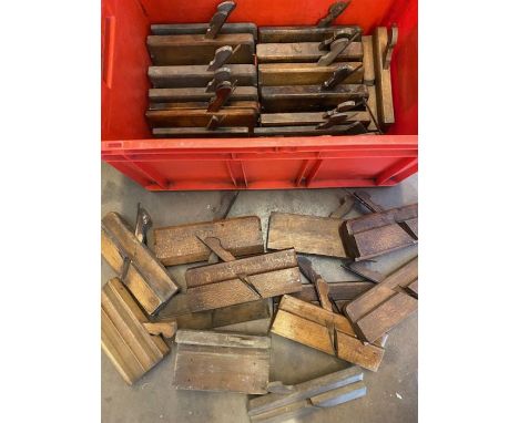 Vintage tools: good selection of vintage woodworking planes, circa 27