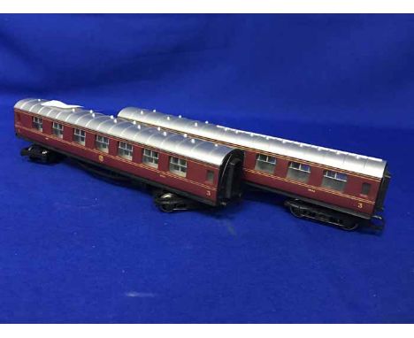 LOT OF MODEL RAIL ITEMS INCLUDING TRAIN ENGINE, CARRIAGE, TRACK AND BUILDINGSSome pieces marked Hornby