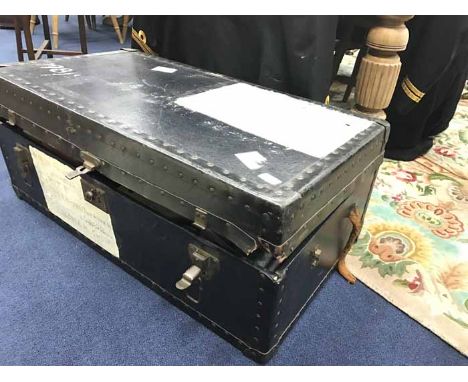 VINTAGE TRAVEL TRUNK ALSO CONTENTS OF ARTISTS SETS 