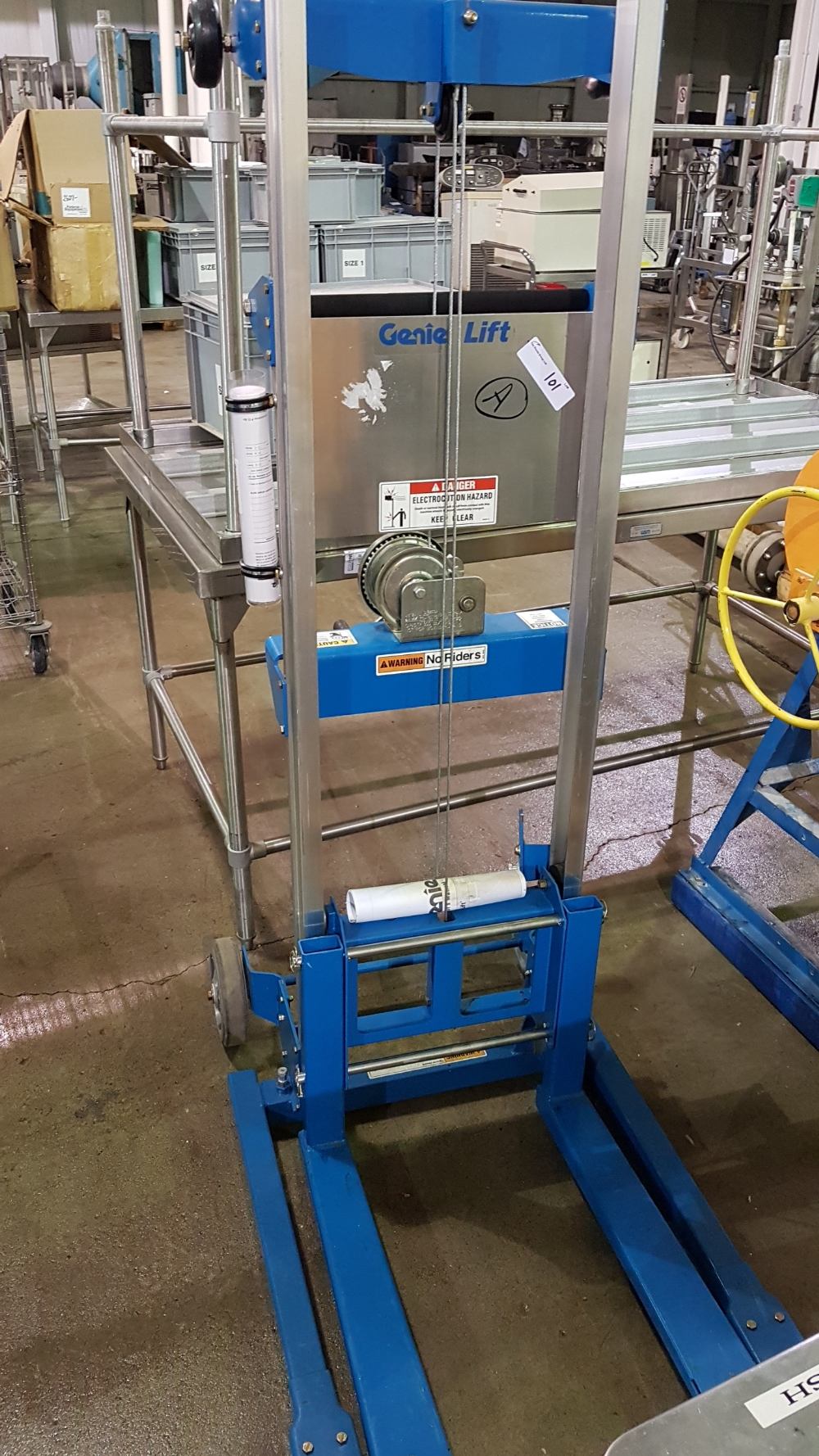 Genie Lift, manual operation, with manuals