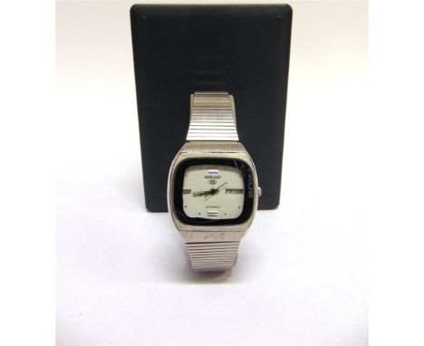 SEIKO 5, A GENTLEMAN'S STAINLESS STEEL AUTOMATIC WRISTWATCH the white TV shaped dial with batons to the quarters, red sweep s