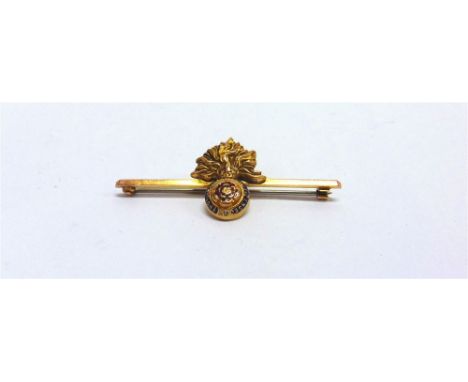 A ROYAL FUSILIERS 9CT GOLD AND ENAMEL SWEETHEART BAR BROOCH maker Vaughton & Sons, Birmingham 1938, 5.2cm long, 6.7g gross