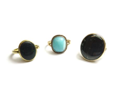 A gold ring, collet set with an oval cabochon black sapphire, detailed 9 CT, a gold ring, mounted with an oval black onyx, de