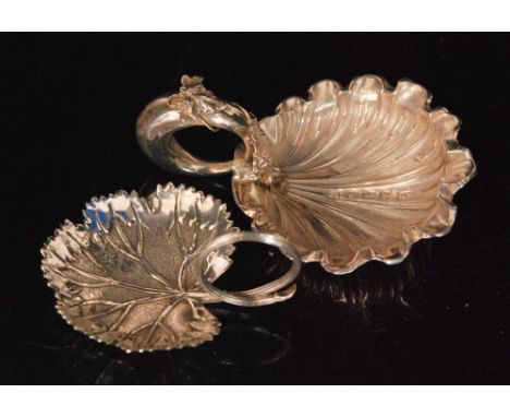 An early Victorian hallmarked silver 'strawberry leaf' caddy spoon, the bowl with a serrated edge and vein leaf bowl on a mat