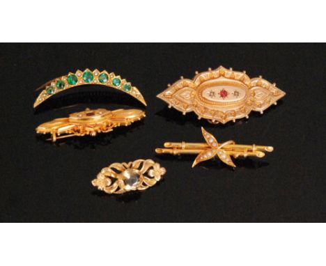 Five early 20th Century 9ct and 15ct stone set bar brooches to include green paste, seed pearl and garnet examples, total wei