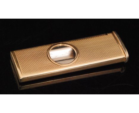 A 9ct hallmarked rectangular cigar cutter with engine turned decoration and steel blade, length 5.5cm, Birmingham 1965.