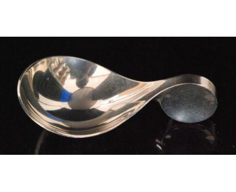 A 1970s hallmarked silver caddy spoon with plain oval bowl and solid circular disc handle, London 1970, Garrard and Co, facsi