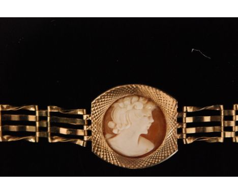 A 9ct gate bracelet centred by a circular cameo within engine turned mount, padock clasp, total weight 6g