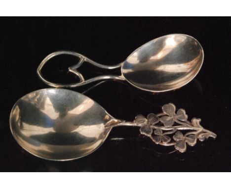 An Edwardian hallmarked Irish silver caddy spoon with oval bowl below a wirework handle applied with a sprig of shamrocks, Du