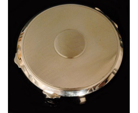 A 9ct hallmarked circular powder compact with engine turned decoration around central vacant circular cartouche, opening to o