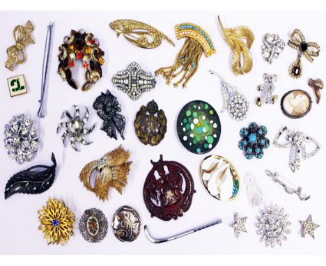 A quantity of vintage brooches