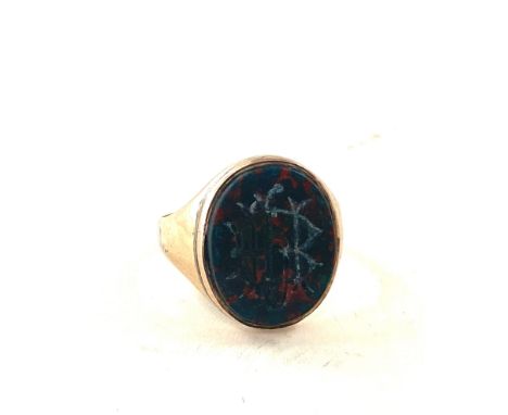 Victorian hallmarked gold signet ring set with bloodstone seal with initials back set with glass panel, tests as 9ct, UK size