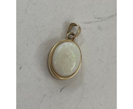 9ct gold opal pendant, approximate weight 1.2g