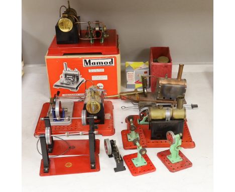 A boxed Mamod twin cylinder stationary engine, and a group of other similar stationary engines and accessories
