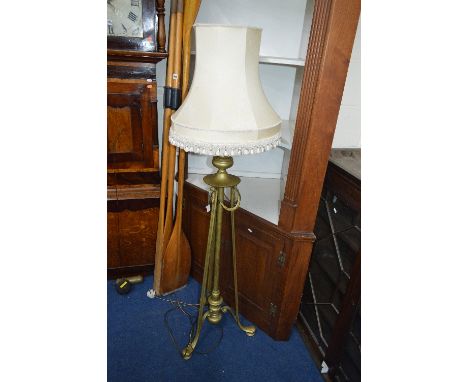 AN EARLY 20TH CENTURY GILT TELESCOPIC STANDARD LAMP, with shade
