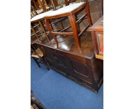 A GEORGIAN OAK PANELLED MULE CHEST, above two drawers, approximate size width 127cm x depth 53cm x height 80cm