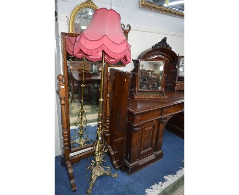 AN EARLY 20TH CENTURY BRASS TELESCOPIC STANDARD LAMP, with foliate detail and shade (sd)