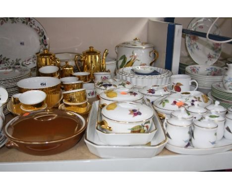 A QUANTITY OF ROYAL WORCESTER TABLE WARES, various patterns including Astley, Evesham, gold lustre, etc