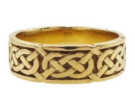 9ct gold Celtic design ring, Edinburgh hallmarkCondition Report:Approx 4.05gm, size M, depth = 6mm, some light scratches othe