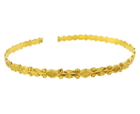 22ct gold bangle with bright cut decorationCondition Report:Approx 10.87gm, tested 22ct, broken