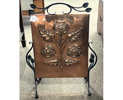 Early 20th century copper and iron mounted fire screen in the Arts &amp; Crafts style, the central panel decorated with a flo