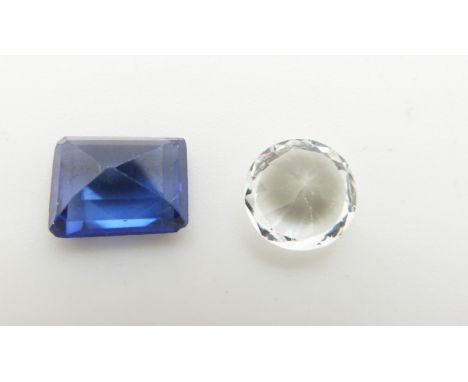 A loose round cut white sapphire and a rectangular step cut synthetic sapphire measuring 4.1ct&nbsp;