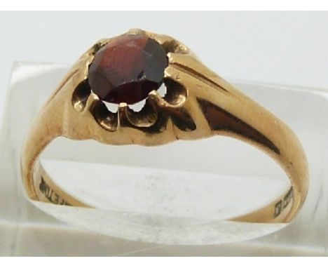 A 9ct gold ring set with a garnet, 4.0g, size S/T&nbsp;