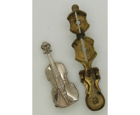 A set of sovereign scales and a novelty vesta in the form of a violin