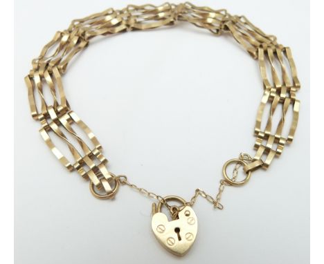 A 9ct gold gate bracelet with padlock clasp, 6.7g