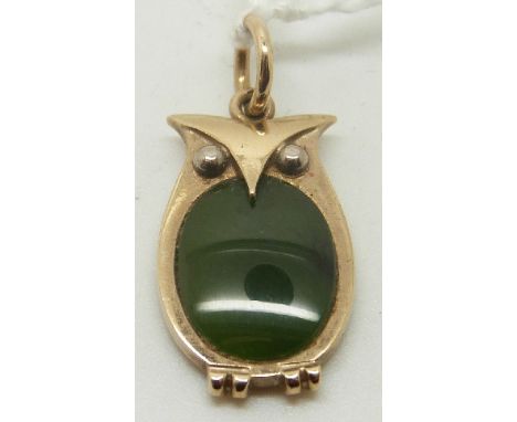 A 9ct gold owl pendant set with nephrite jade, 2 x 1cm, 2.6g