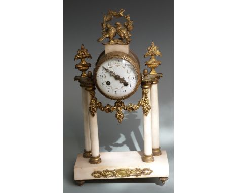 Early 20thC French 'Four Pillar' mantel clock, the brass drum case mounted on white marble with brass embellishment, the whit