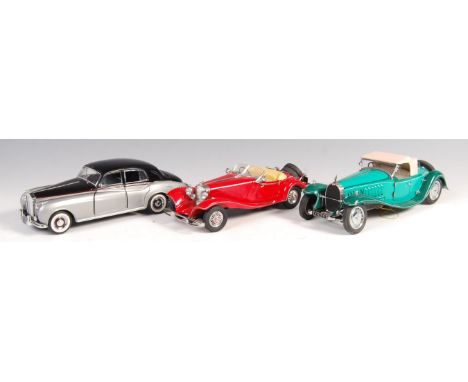 A collection of 3x Franklin Mint scale precision diecast&nbsp; model vehicles to include; 1929 Bugatti Royale, 1935 Mercedes 