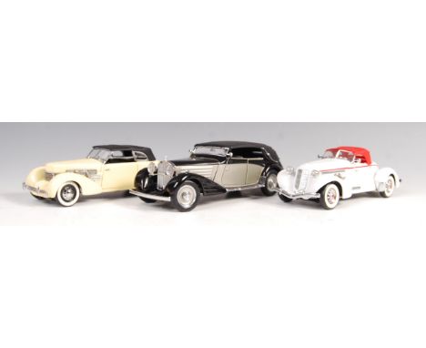 A collection of 3x Franklin Mint scale precision diecast model vehicles to include; 1935 Auburn Boattail Speedster, 1939 Mayb