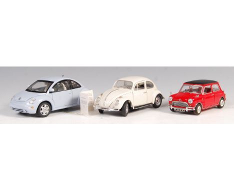 A collection of 3x Franklin Mint scale precision diecast model vehicles to include; 1967 Morris Mini Cooper, 1967 Volkswagen 