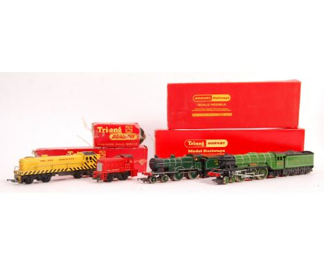 A collection of 4x vintage Hornby / Triang 00 Gauge model railway train set locomotive engines comprising: Triang Hornby R855