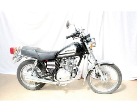 A Suzuki GN125Y petrol 124cc motorcycle in black, first registered 12-07-2002, Sorn, Mot expired 3-4-2009, V5 and two keys pr