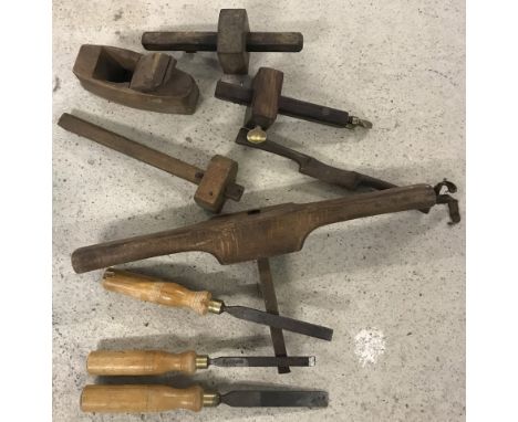 A collection of vintage wooden tools. Comprising; small block plane, grannies tooth, 2 mortice gauges, marking gauge, spoke s