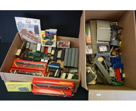Quantity of OO gauge model railway to include 32 x items of rolling stock, 4 x boxed Hornby Silver Seal coaches, diecast mode