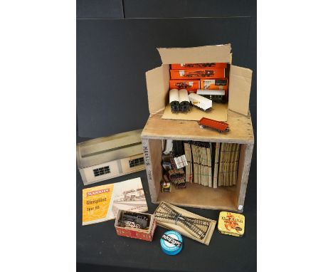 Quantity of Marklin HO gauge model railway to include boxed 3000 Locomotive, 4 x boxed items of rolling stock, various boxed 