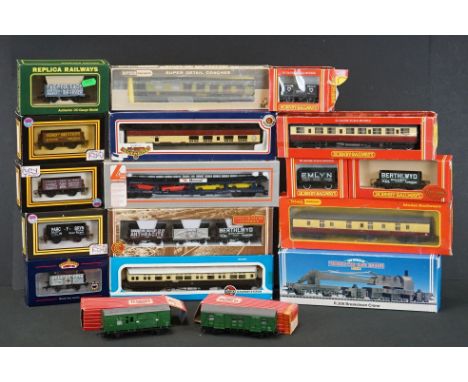18 Boxed OO gauge items of rolling stock to include 6 x Hornby, 2 x Hornby Dublo, 3 x Dapol, 3 x Bachmann,  1 x Airfix, 1 x L