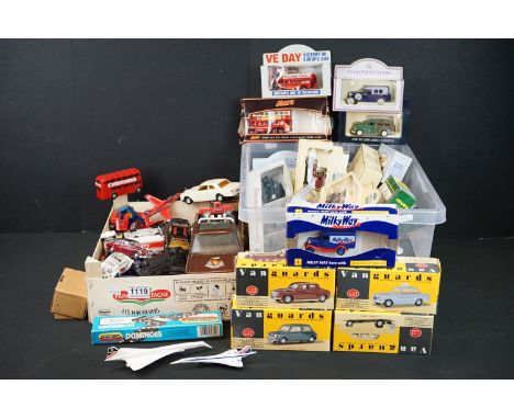 40 Boxed diecast models to include 11 x Matchbox Lesney in repro boxes (including no. 4 tractor, no. 9 fire engine, no. 7 mil