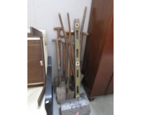 A quantity of garden tools