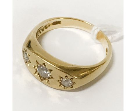 18CT GOLD 3 STONE DIAMOND RING - SIZE Q