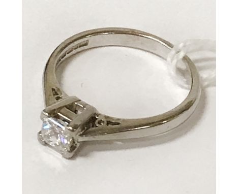 18CT WHITE GOLD DIAMOND RING - SIZE K - APPROX 0.33CT