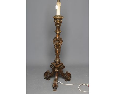 AN ITALIAN CARVED AND GILTWOOD STANDARD LAMP, 20th century, modelled as a Baroque alter candle stand, the scroll carved balus
