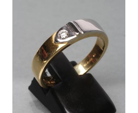 A GENTLEMAN'S 18CT BI-COLOUR GOLD WEDDING RING, the reeded buckle set with a brilliant cut diamond of approximately 0.06cts i